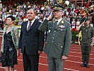 Die Ehrengäste bei der Bundeshymne. (Bild öffnet sich in einem neuen Fenster)