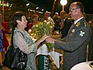 Ein Blumenstrauß für Frau Bürgermeister Schwarz. (Bild öffnet sich in einem neuen Fenster)