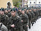 Die Rekruten marschieren auf den Marktplatz der Gemeinde Wies ein. (Bild öffnet sich in einem neuen Fenster)