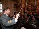 Militärkapellmeister Lackner dirigiert Orchester und Chor. (Bild öffnet sich in einem neuen Fenster)