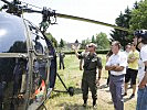 Der "Alouette" III-Hubschrauber interessiert die Besucher. (Bild öffnet sich in einem neuen Fenster)