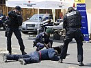 Übung: Die Polizei überwältigt einen Flüchtenden. (Bild öffnet sich in einem neuen Fenster)