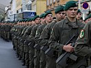 Soldaten des Jägerbataillons 18 marschieren am Hauptplatz ein. (Bild öffnet sich in einem neuen Fenster)