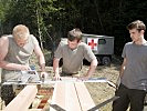 Steirische Pioniere bei Zuschnittarbeiten für einen Holzsteg. (Bild öffnet sich in einem neuen Fenster)
