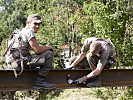 Die Soldaten errichten einen Steg in Holz- Stahlkonstruktion. (Bild öffnet sich in einem neuen Fenster)