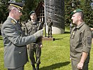 Brigadier Zöllner, l., übergibt das Kommando an Oberst Hofer. (Bild öffnet sich in einem neuen Fenster)