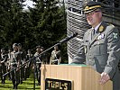 Der Militärkommandant formuliert seine Aufträge an den neuen Kommandanten. (Bild öffnet sich in einem neuen Fenster)