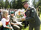 Der Militärkommandant überreicht Blumen an Sonja Hofer und gratuliert. (Bild öffnet sich in einem neuen Fenster)