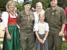 Oberst Hofer mit Familie und Soldatinnennachwuchs. (Bild öffnet sich in einem neuen Fenster)