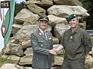 Oberst Dieter Allesch gratuliert Oberst Hofer zur Kommandoübernahme. (Bild öffnet sich in einem neuen Fenster)