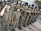 Der Ehrenzug des Jägerbataillons 18 leistet den militärischen Gruß. (Bild öffnet sich in einem neuen Fenster)