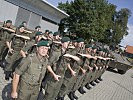 Der Ehrenzug des Jägerbataillons 17 leistet den militärischen Gruß. (Bild öffnet sich in einem neuen Fenster)