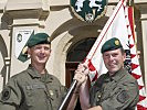 Holzer,l., und Khom mit der Bataillonsfahne. (Bild öffnet sich in einem neuen Fenster)