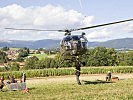 ein "Alouette" III Helikopter bringt Bergegerät im Lufttransport. (Bild öffnet sich in einem neuen Fenster)