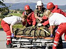 Übung: Nach dem Hubschraubertransport wird ein Verletzter versorgt. (Bild öffnet sich in einem neuen Fenster)
