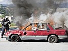 Ein Fahrzeugbrand wird mit einem Impulslöschgerät bekämpft. (Bild öffnet sich in einem neuen Fenster)