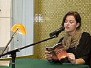 Valerie Fritsch liest Texte aus dem Buch. (Bild öffnet sich in einem neuen Fenster)