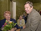 Landtagsabgeordneter Breithuber überreicht Blumen an die Mutter von Rachlé. (Bild öffnet sich in einem neuen Fenster)