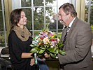 Landtagsabgeordneter Breithuber überreicht Blumen an Valerie Fritsch. (Bild öffnet sich in einem neuen Fenster)