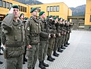 Die Soldaten bei der Ehrenbezeugung. (Bild öffnet sich in einem neuen Fenster)