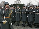 Die Gardekompanie mit ihrem Kommandanten bei der Ehrenbezeugung. (Bild öffnet sich in einem neuen Fenster)