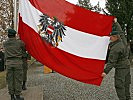 Soldaten hissten die Bundesdienstflagge. (Bild öffnet sich in einem neuen Fenster)