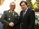 Militärkommandant Heinz Zöllner begrüßt Landeshauptmann Franz Voves. (Bild öffnet sich in einem neuen Fenster)