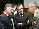 Landesrat Kurzmann im Gespräch mit Oberstleutnant Tatschl. (Bild öffnet sich in einem neuen Fenster)