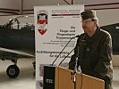 Brigadier Günter Schiefert würdigt die Leistungen des PC-7-Teams. (Bild öffnet sich in einem neuen Fenster)