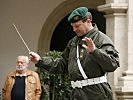 Kapellmeister Oberstleutnant Lackner dirigiert die Militärmusiker. (Bild öffnet sich in einem neuen Fenster)