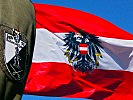Das Abzeichen des Jägerbataillons Steiermark neben der Dienstflagge. (Bild öffnet sich in einem neuen Fenster)