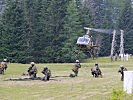 Der Hubschrauber OH-58 sichert das Vorgehen der Soldaten... (Bild öffnet sich in einem neuen Fenster)