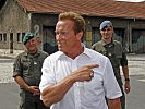 Schwarzenegger vor den damaligen Garagen. (Bild öffnet sich in einem neuen Fenster)