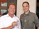 Major Michael Paulewicz, Adjutant von Höfler, mit Arnold Schwarzenegger. (Bild öffnet sich in einem neuen Fenster)