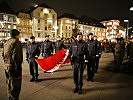 Die Flaggenträger der Bundespolizei Graz tragen die entfaltete Fahne. (Bild öffnet sich in einem neuen Fenster)