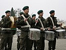 Die Militärmusiker bei der Vorführung einer Schlagzeugeinlage. (Bild öffnet sich in einem neuen Fenster)