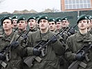 Dei Soldaten der Jägertruppe tragen das grüne Barett. (Bild öffnet sich in einem neuen Fenster)