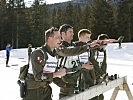 Die Patrouille vom Versorgungsregiment 1 beim Handgranaten-Zielwerfen. (Bild öffnet sich in einem neuen Fenster)