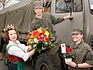 Blumenkönigin Lena überreicht Blumengrüße an steirische Soldaten. (Bild öffnet sich in einem neuen Fenster)