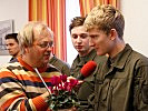 ORF-Redakteur Erich Fuchs befragt Soldaten zur Blumengrußaktion. (Bild öffnet sich in einem neuen Fenster)