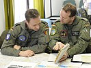 Diese Piloten aus Deutschland studieren nochmals den bevorstehenden Flug. (Bild öffnet sich in einem neuen Fenster)