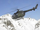 Ein Po-105 der Bundeswehr auf dem Weg in die Berge. (Bild öffnet sich in einem neuen Fenster)