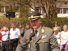 Der Militärkommandant spricht zu den Soldaten. (Bild öffnet sich in einem neuen Fenster)