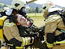 Verwundeten-Darsteller werden aus einem Hubschrauber geborgen... (Bild öffnet sich in einem neuen Fenster)