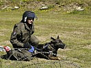 ...mit Unterstützung eines Militärhundes... (Bild öffnet sich in einem neuen Fenster)