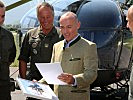 Oberstleutnant Unterdechler übergibt dem Minister... (Bild öffnet sich in einem neuen Fenster)