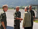 Minister Klug wird von Brigadier Putz und Oberst Staudacher begrüßt. (Bild öffnet sich in einem neuen Fenster)