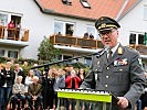 Militärkommandant Zöllner spricht zu den Rekruten und ihren Angehörigen. (Bild öffnet sich in einem neuen Fenster)