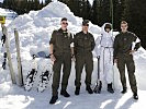 Soldaten des Jägerbataillons 18 errichteten eine Schneehöhle. (Bild öffnet sich in einem neuen Fenster)