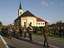 Die Soldaten marschieren durch Lichendorf. (Bild öffnet sich in einem neuen Fenster)
